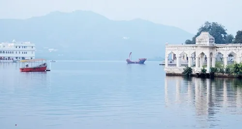 Lake Pichola is the best Place to visit in Udaipur