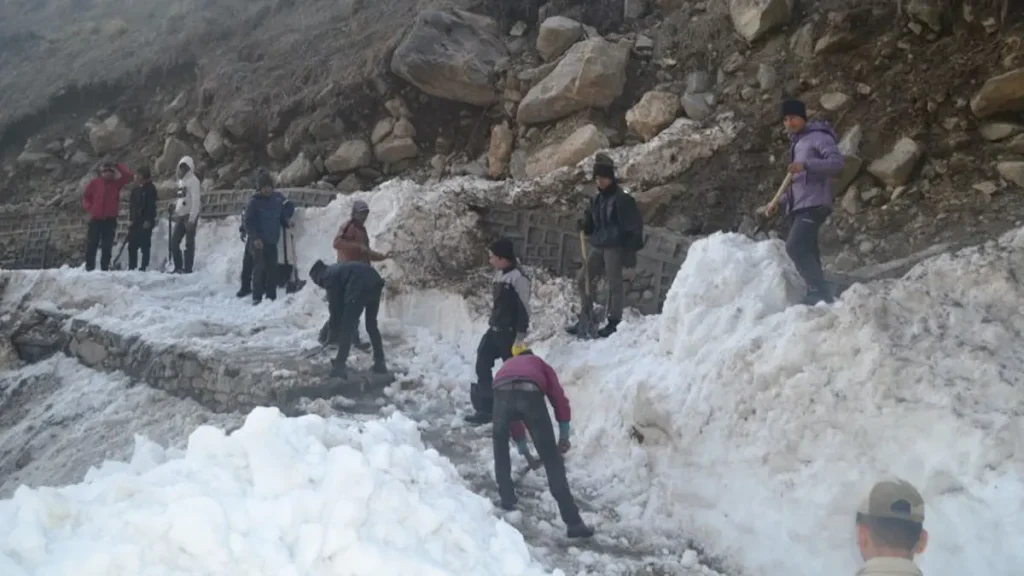 An image showing challenges while doing Chardham yatra.