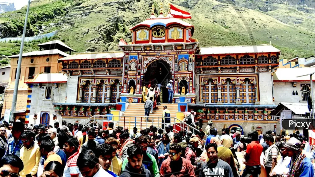 An image of badhrinath showing crowd there.