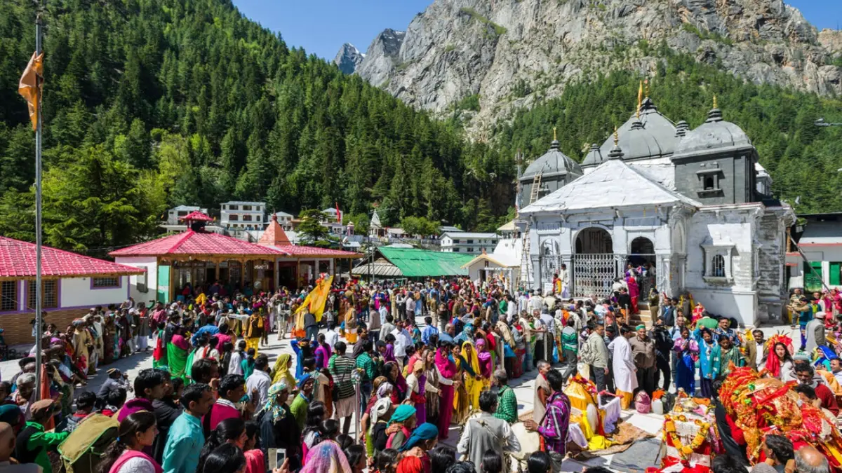 An image of crowd in Gangotri